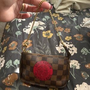 Louis vuitton TB pochette